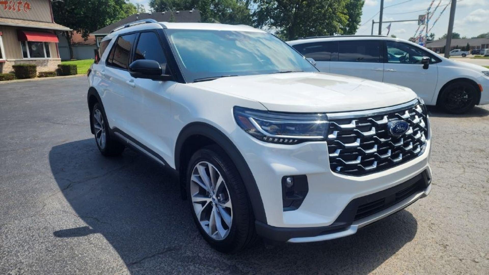 2025 WHITE FORD EXPLORER PLATINUM (1FMWK8HC7SG) with an 3.0L engine, Automatic transmission, located at 101 S. Halleck St., DeMotte, 46310, (219) 987-2922, 41.202343, -87.198189- Photo#1