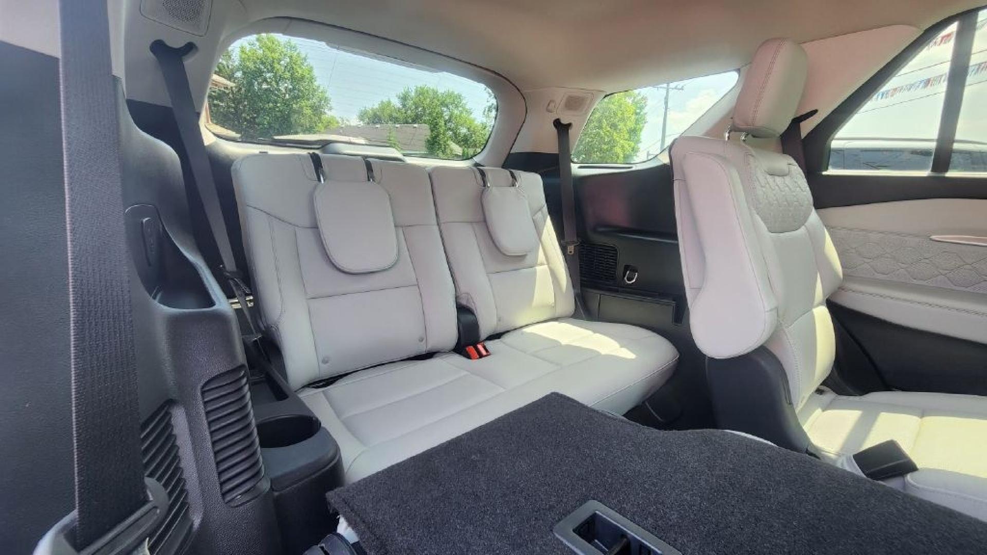 2025 WHITE FORD EXPLORER PLATINUM (1FMWK8HC7SG) with an 3.0L engine, Automatic transmission, located at 101 S. Halleck St., DeMotte, 46310, (219) 987-2922, 41.202343, -87.198189- Photo#7