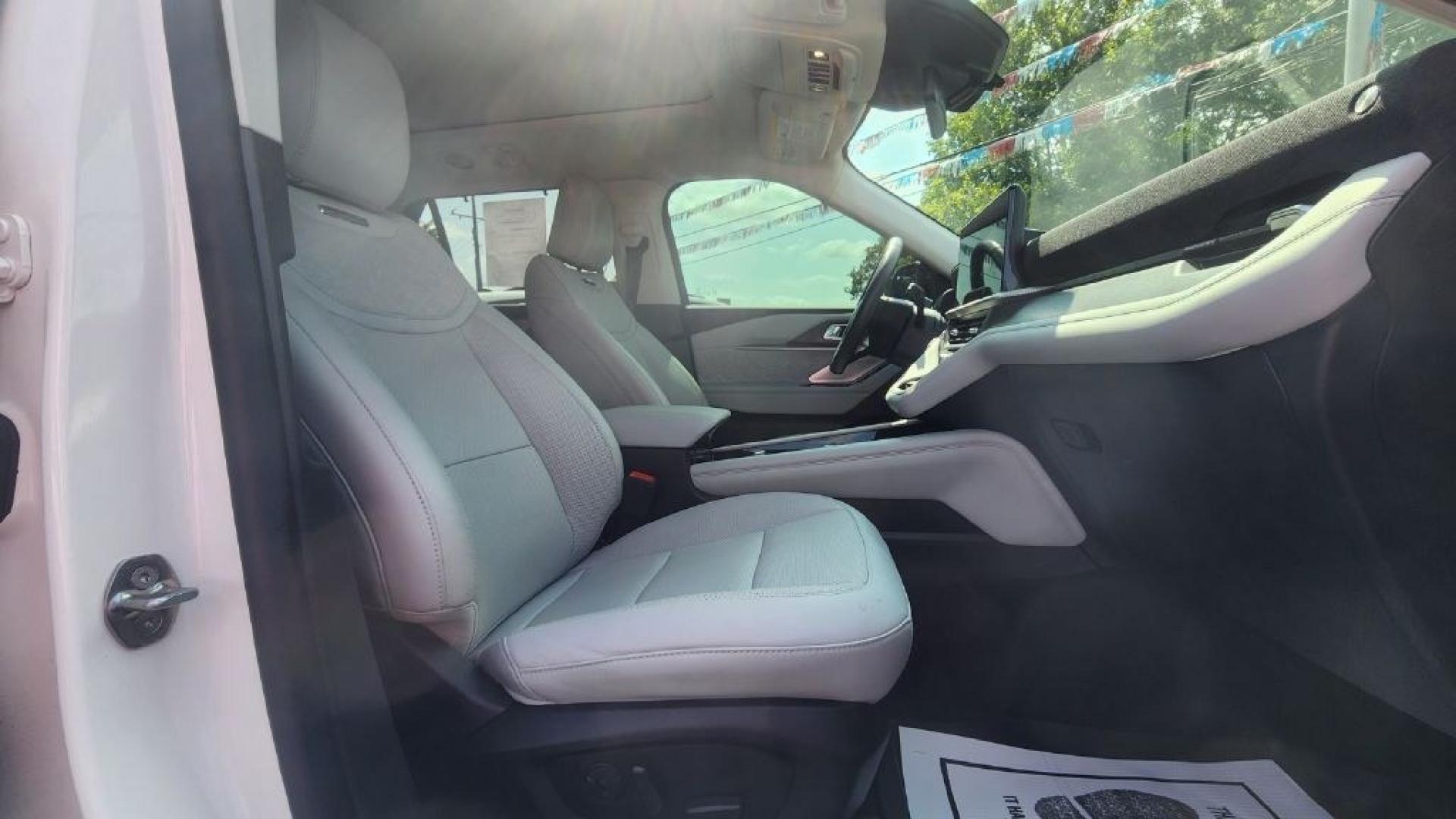 2025 WHITE FORD EXPLORER PLATINUM (1FMWK8HC7SG) with an 3.0L engine, Automatic transmission, located at 101 S. Halleck St., DeMotte, 46310, (219) 987-2922, 41.202343, -87.198189- Photo#9
