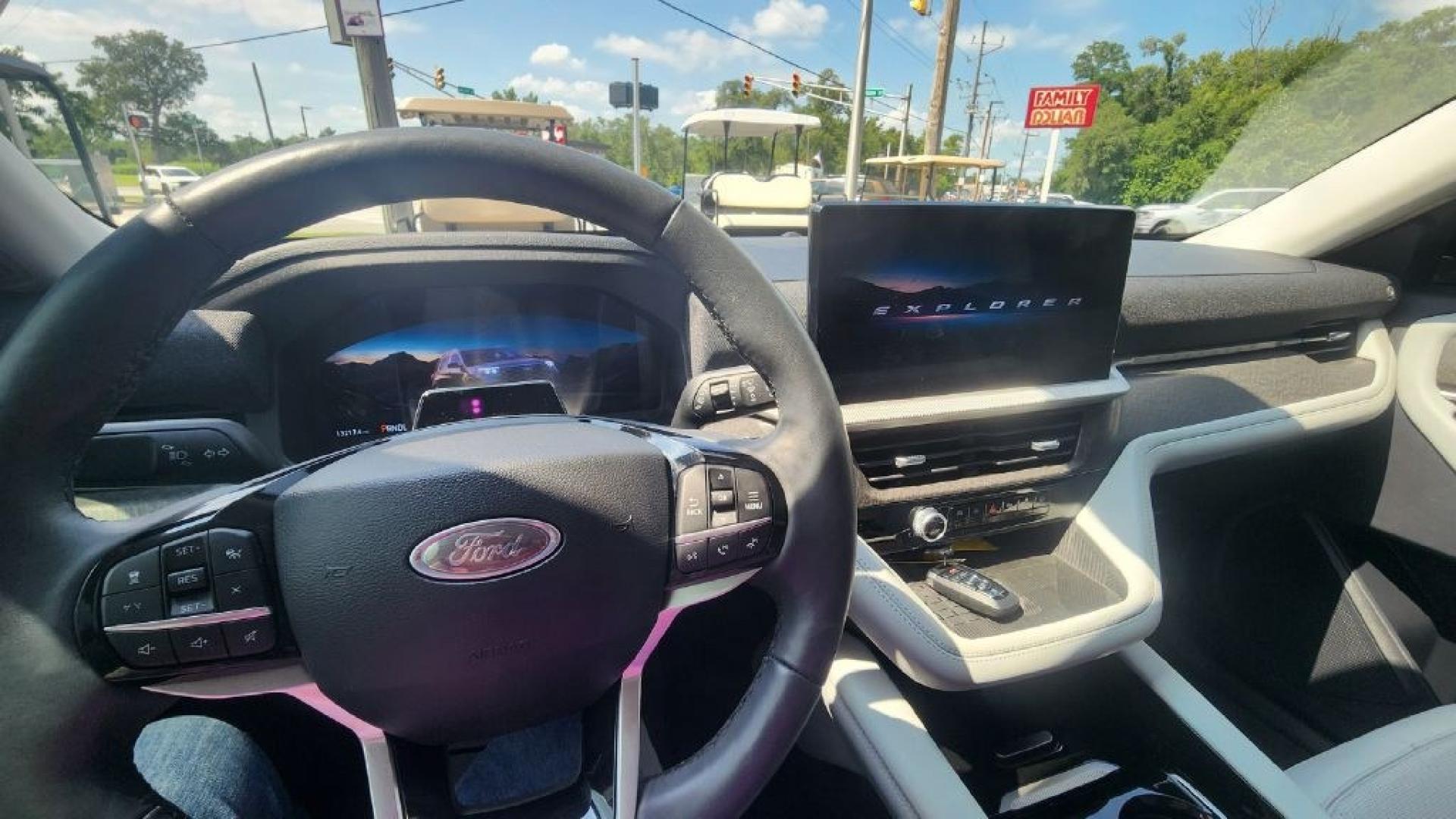 2025 WHITE FORD EXPLORER PLATINUM (1FMWK8HC7SG) with an 3.0L engine, Automatic transmission, located at 101 S. Halleck St., DeMotte, 46310, (219) 987-2922, 41.202343, -87.198189- Photo#10