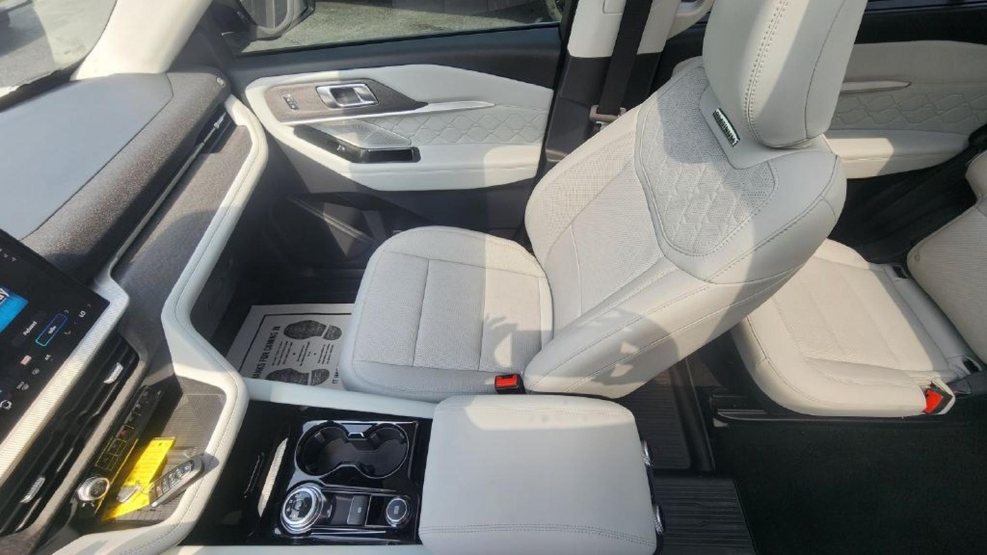 2025 WHITE FORD EXPLORER PLATINUM (1FMWK8HC7SG) with an 3.0L engine, Automatic transmission, located at 101 S. Halleck St., DeMotte, 46310, (219) 987-2922, 41.202343, -87.198189- Photo#11