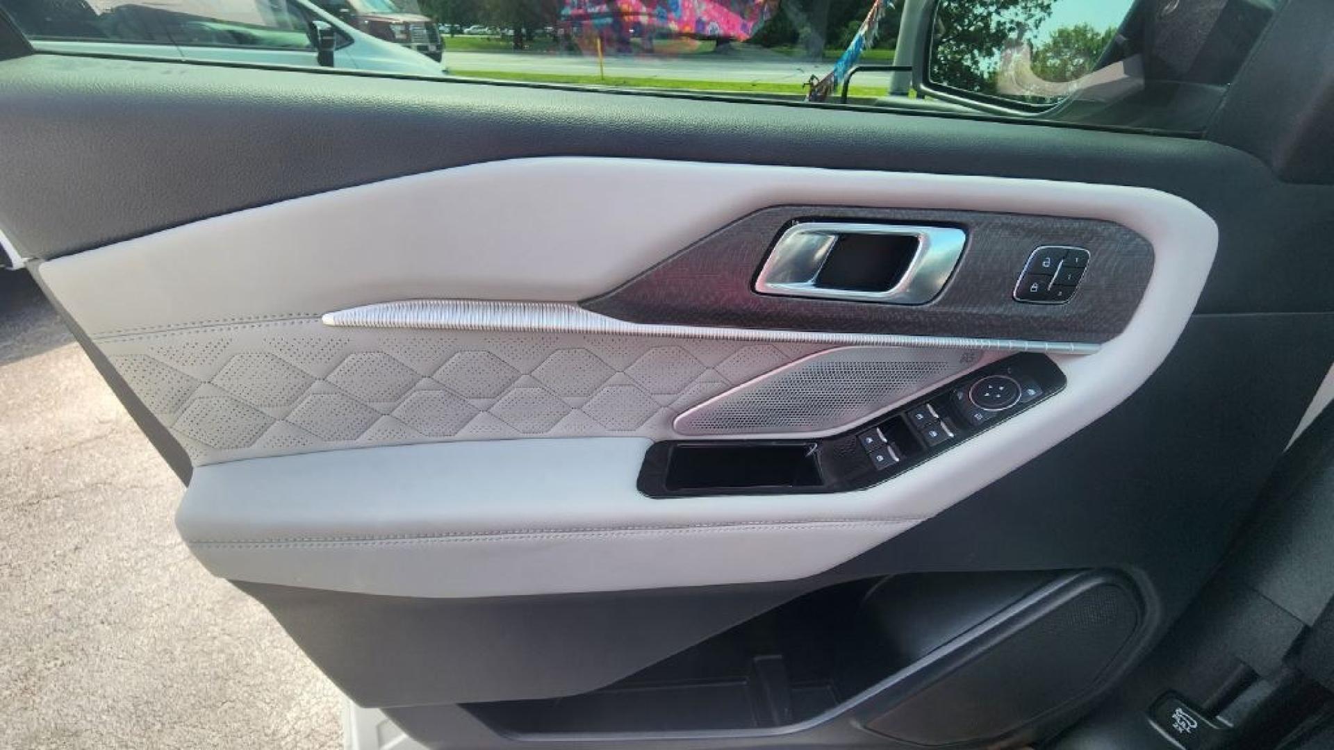 2025 WHITE FORD EXPLORER PLATINUM (1FMWK8HC7SG) with an 3.0L engine, Automatic transmission, located at 101 S. Halleck St., DeMotte, 46310, (219) 987-2922, 41.202343, -87.198189- Photo#19