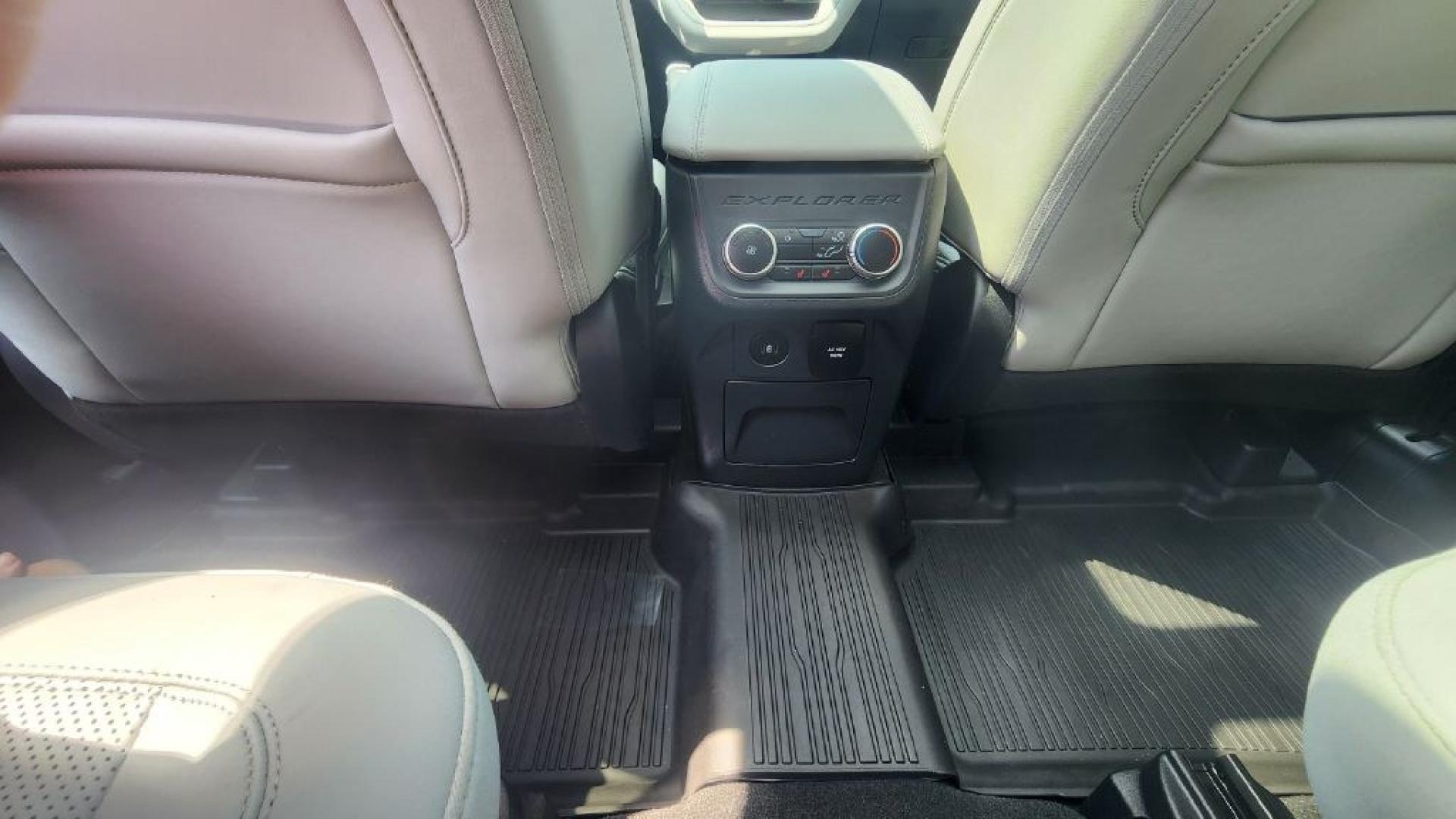 2025 WHITE FORD EXPLORER PLATINUM (1FMWK8HC7SG) with an 3.0L engine, Automatic transmission, located at 101 S. Halleck St., DeMotte, 46310, (219) 987-2922, 41.202343, -87.198189- Photo#20