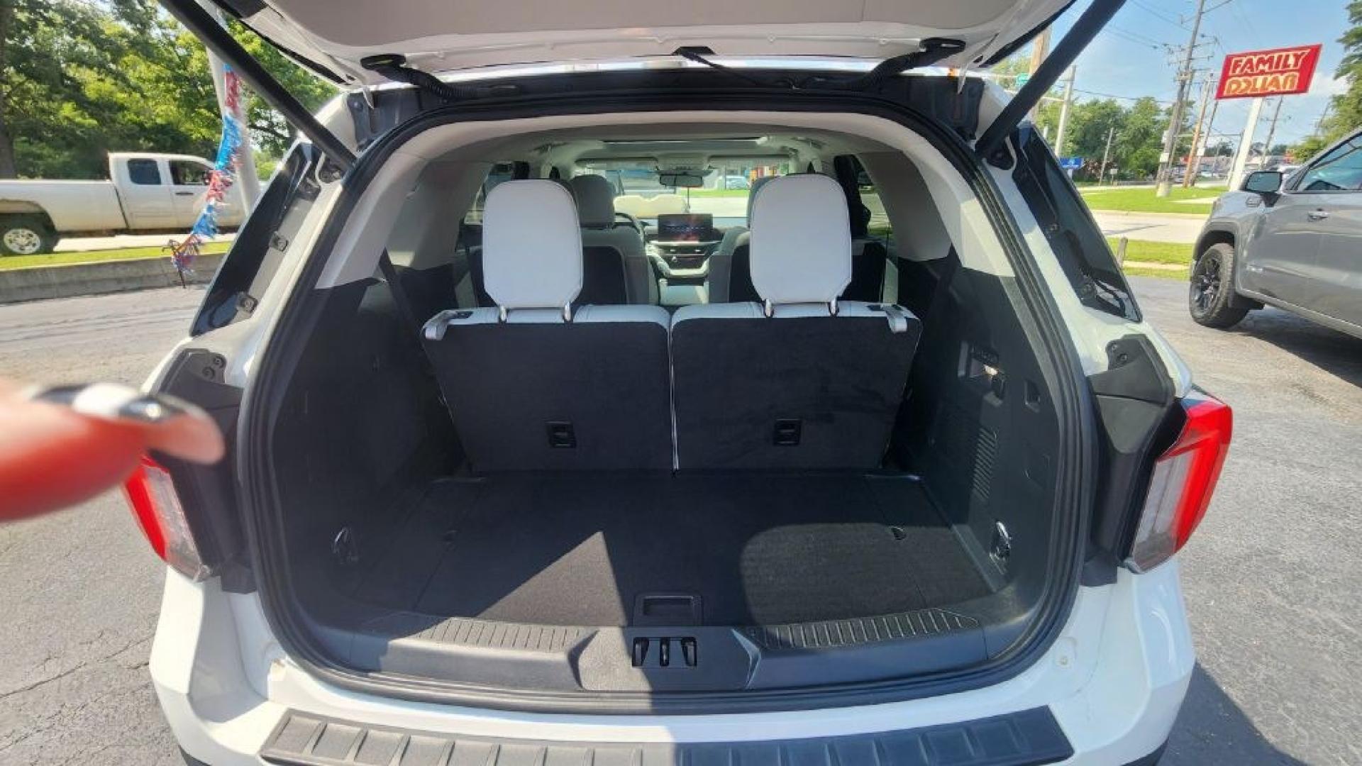 2025 WHITE FORD EXPLORER PLATINUM (1FMWK8HC7SG) with an 3.0L engine, Automatic transmission, located at 101 S. Halleck St., DeMotte, 46310, (219) 987-2922, 41.202343, -87.198189- Photo#22