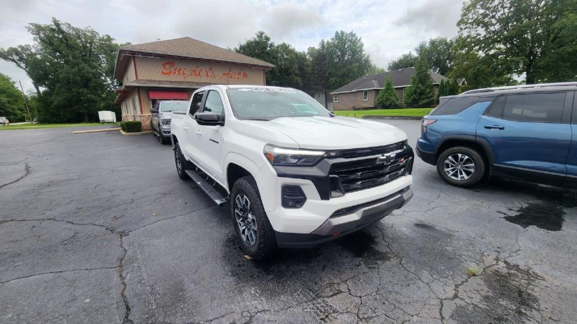 2023 WHITE CHEVROLET COLORADO Z71 (1GCPTDEKXP1) with an 2.7L engine, Automatic transmission, located at 101 S. Halleck St., DeMotte, 46310, (219) 987-2922, 41.202343, -87.198189- Photo#1