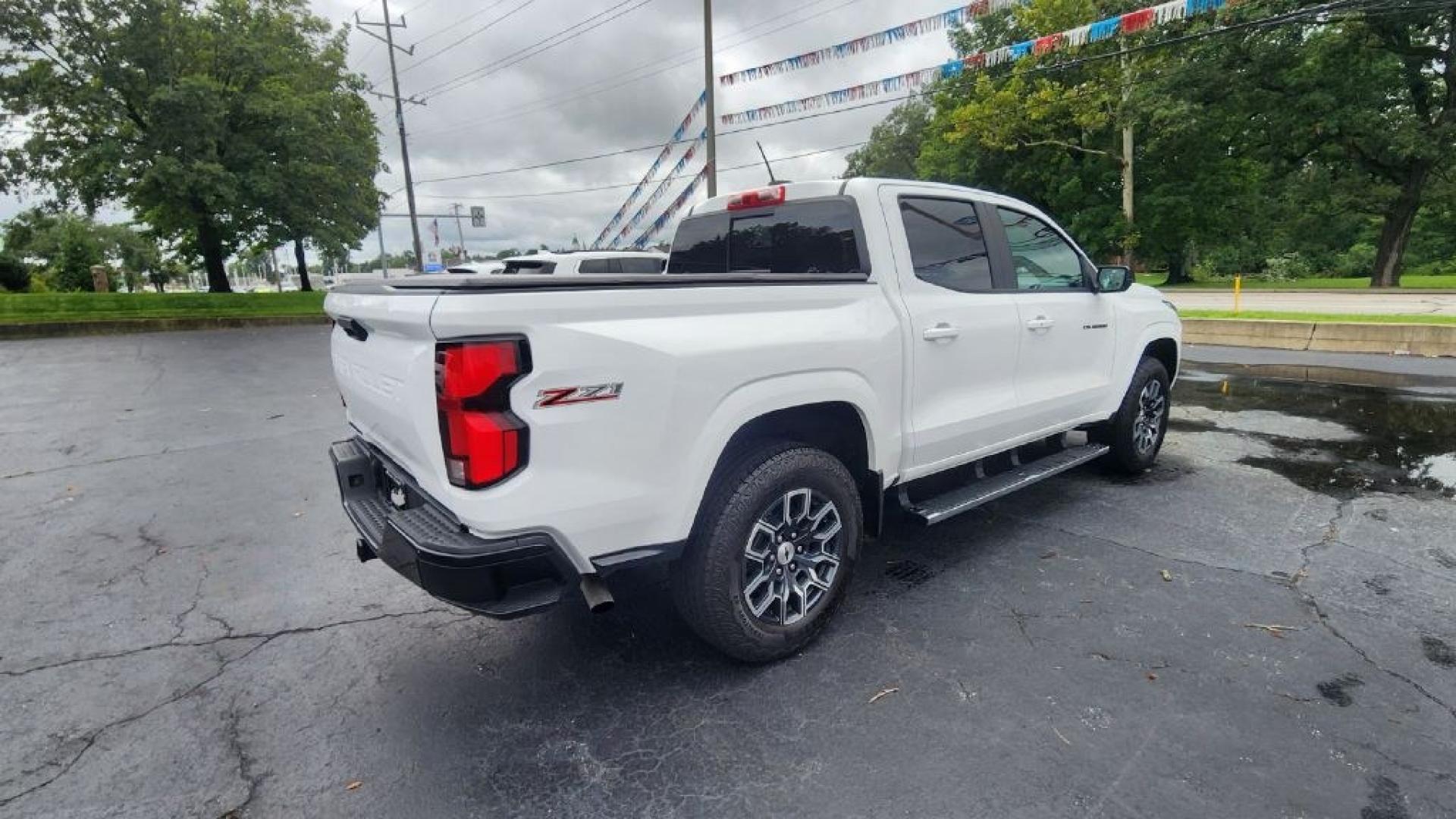 2023 WHITE CHEVROLET COLORADO Z71 (1GCPTDEKXP1) with an 2.7L engine, Automatic transmission, located at 101 S. Halleck St., DeMotte, 46310, (219) 987-2922, 41.202343, -87.198189- Photo#2