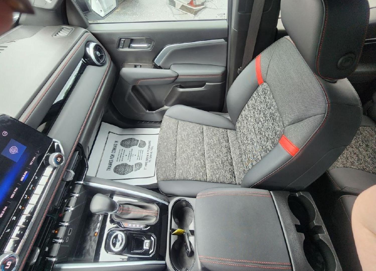 2023 WHITE CHEVROLET COLORADO Z71 (1GCPTDEKXP1) with an 2.7L engine, Automatic transmission, located at 101 S. Halleck St., DeMotte, 46310, (219) 987-2922, 41.202343, -87.198189- Photo#9