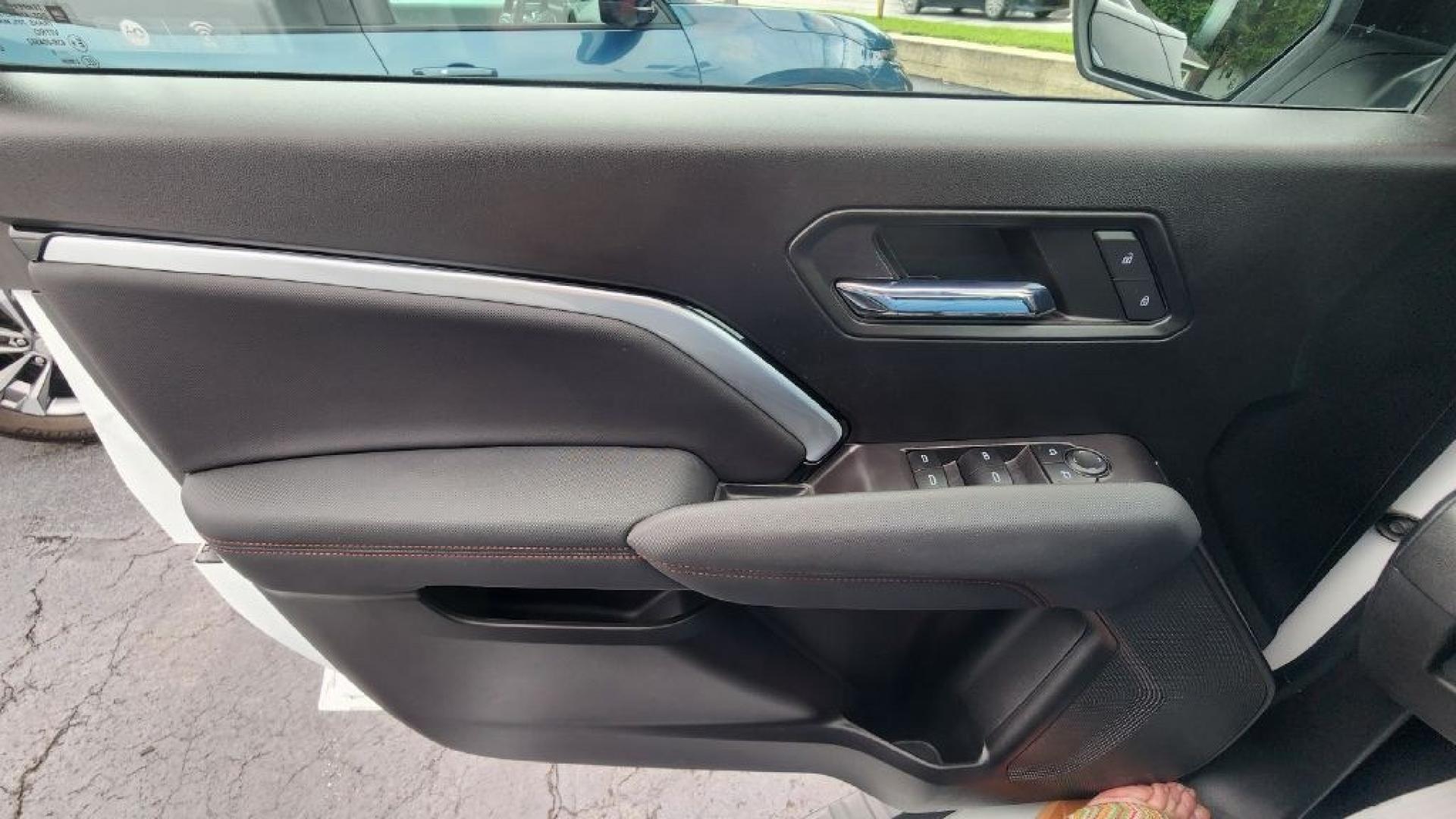 2023 WHITE CHEVROLET COLORADO Z71 (1GCPTDEKXP1) with an 2.7L engine, Automatic transmission, located at 101 S. Halleck St., DeMotte, 46310, (219) 987-2922, 41.202343, -87.198189- Photo#18