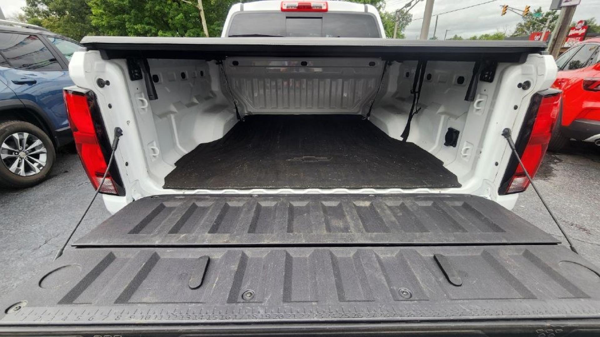 2023 WHITE CHEVROLET COLORADO Z71 (1GCPTDEKXP1) with an 2.7L engine, Automatic transmission, located at 101 S. Halleck St., DeMotte, 46310, (219) 987-2922, 41.202343, -87.198189- Photo#20