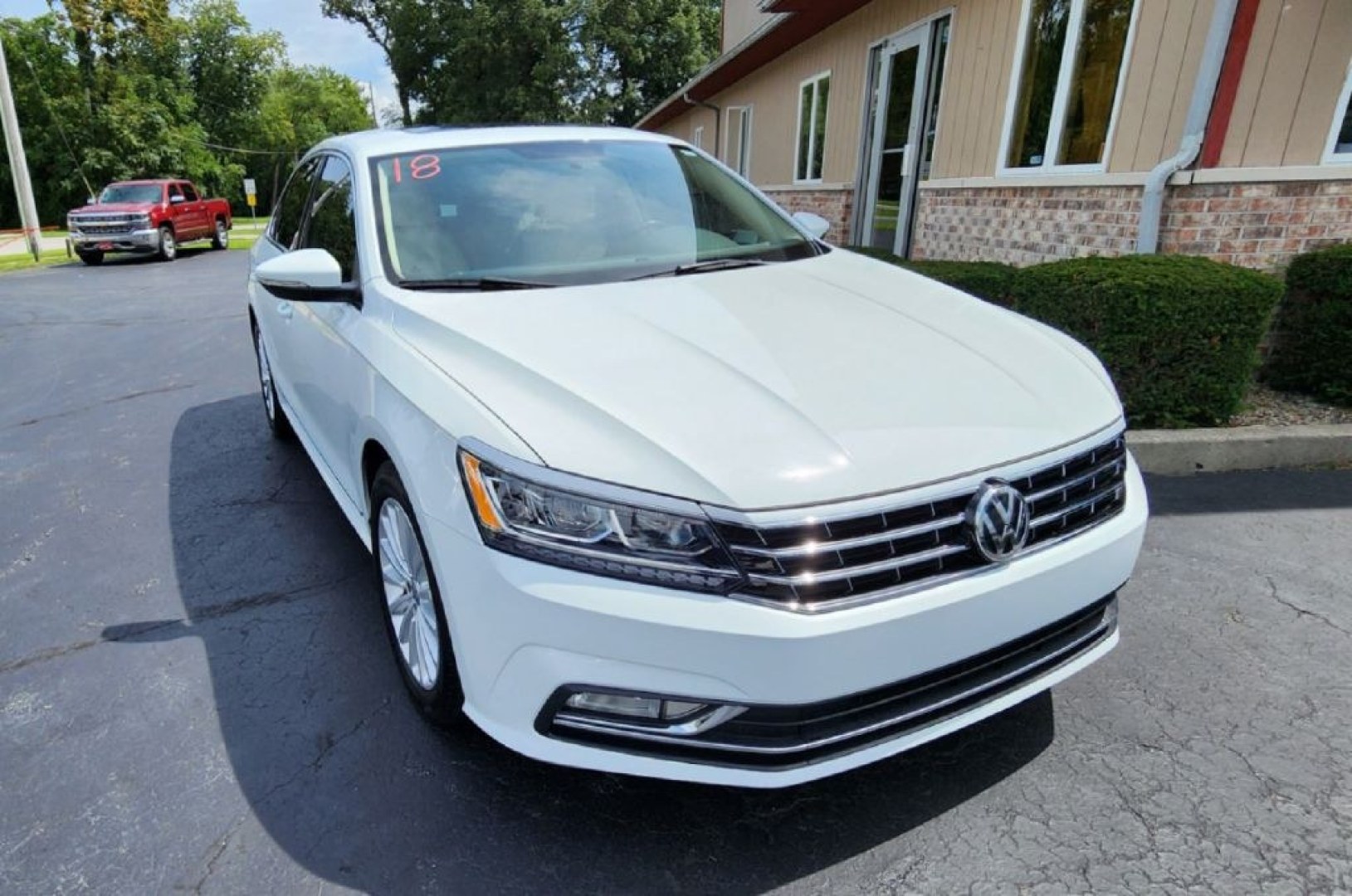 2017 WHITE VOLKSWAGEN PASSAT SE (1VWBT7A31HC) with an 1.8L engine, Automatic transmission, located at 101 S. Halleck St., DeMotte, 46310, (219) 987-2922, 41.202343, -87.198189- Photo#1