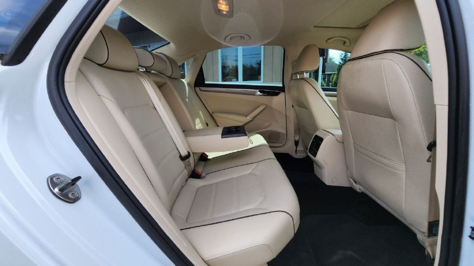 2017 WHITE VOLKSWAGEN PASSAT SE (1VWBT7A31HC) with an 1.8L engine, Automatic transmission, located at 101 S. Halleck St., DeMotte, 46310, (219) 987-2922, 41.202343, -87.198189- Photo#6