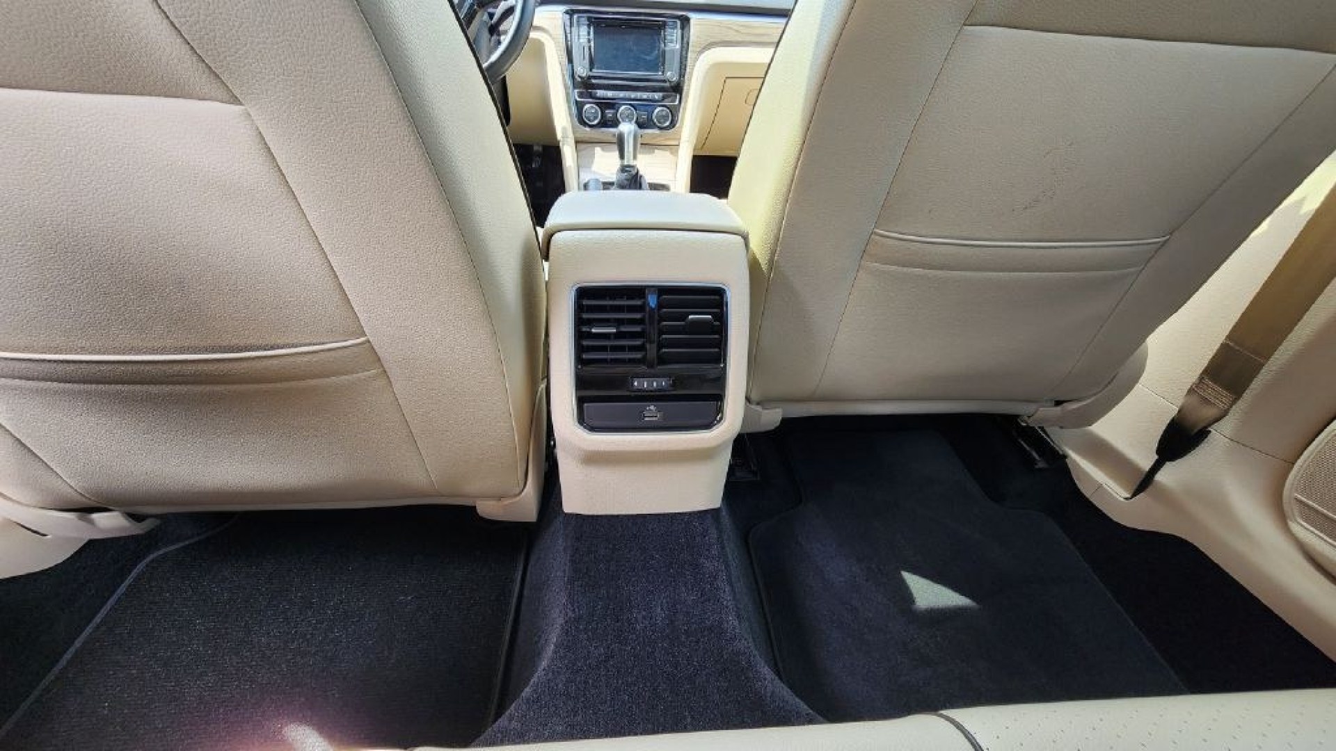 2017 WHITE VOLKSWAGEN PASSAT SE (1VWBT7A31HC) with an 1.8L engine, Automatic transmission, located at 101 S. Halleck St., DeMotte, 46310, (219) 987-2922, 41.202343, -87.198189- Photo#16