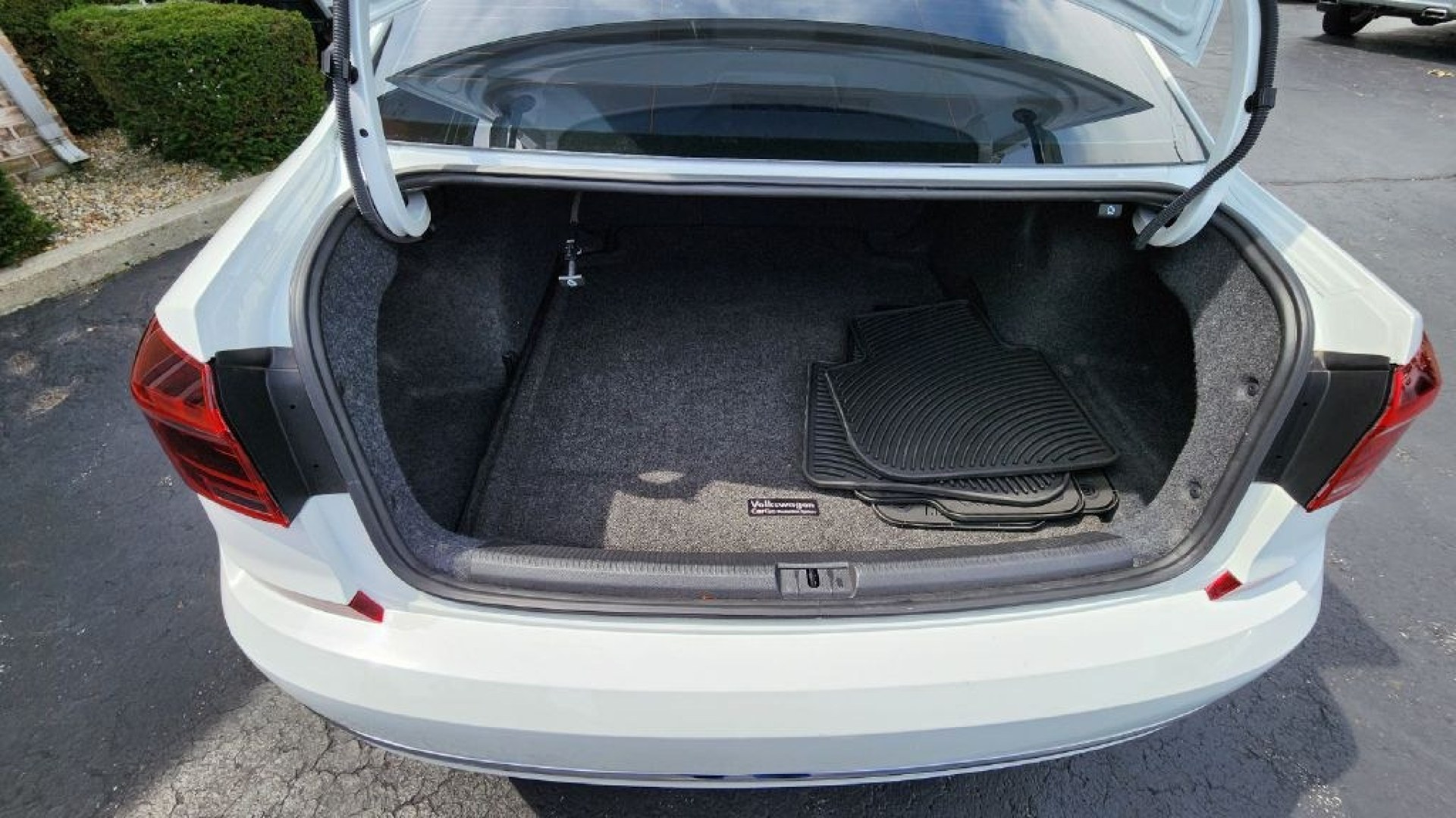 2017 WHITE VOLKSWAGEN PASSAT SE (1VWBT7A31HC) with an 1.8L engine, Automatic transmission, located at 101 S. Halleck St., DeMotte, 46310, (219) 987-2922, 41.202343, -87.198189- Photo#18