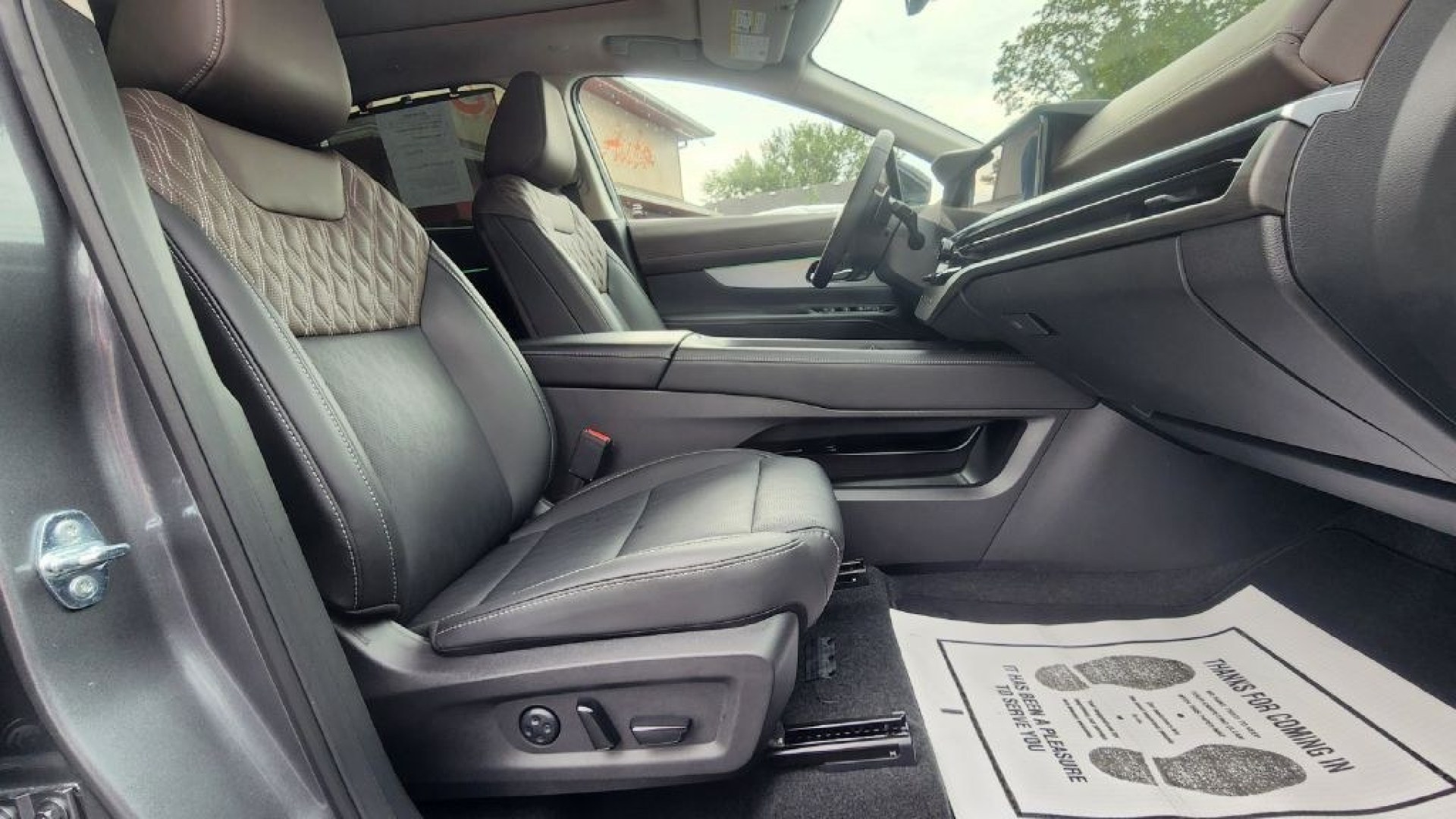 2026 GRAY NISSAN MURANO PLATINUM - AWD (5N1AZ3DS4TC) with an 2.0L engine, Automatic transmission, located at 101 S. Halleck St., DeMotte, 46310, (219) 987-2922, 41.202343, -87.198189- Photo#7