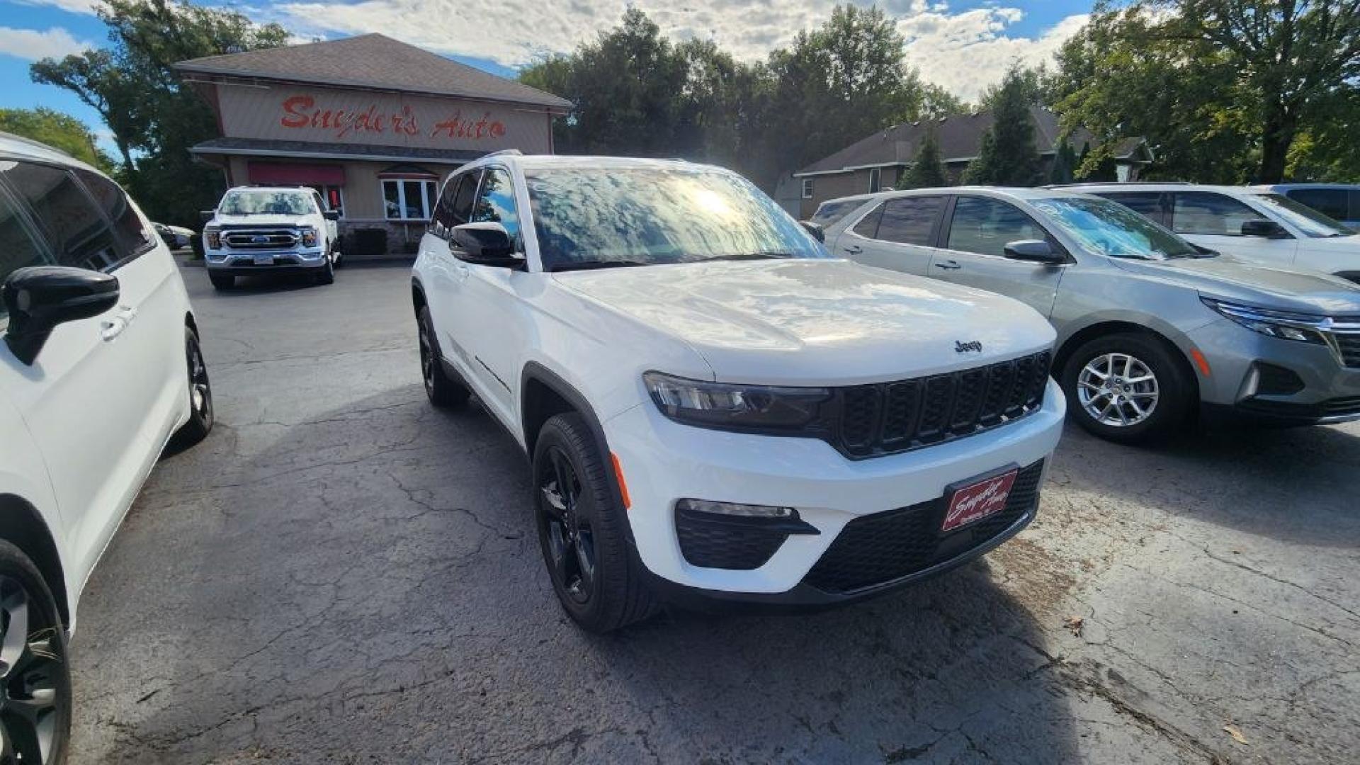 2024 WHITE JEEP GRAND CHEROKEE LIMITED - 4WD (1C4RJHBG0RC) with an 3.6L engine, Automatic transmission, located at 101 S. Halleck St., DeMotte, 46310, (219) 987-2922, 41.202343, -87.198189- Photo#1