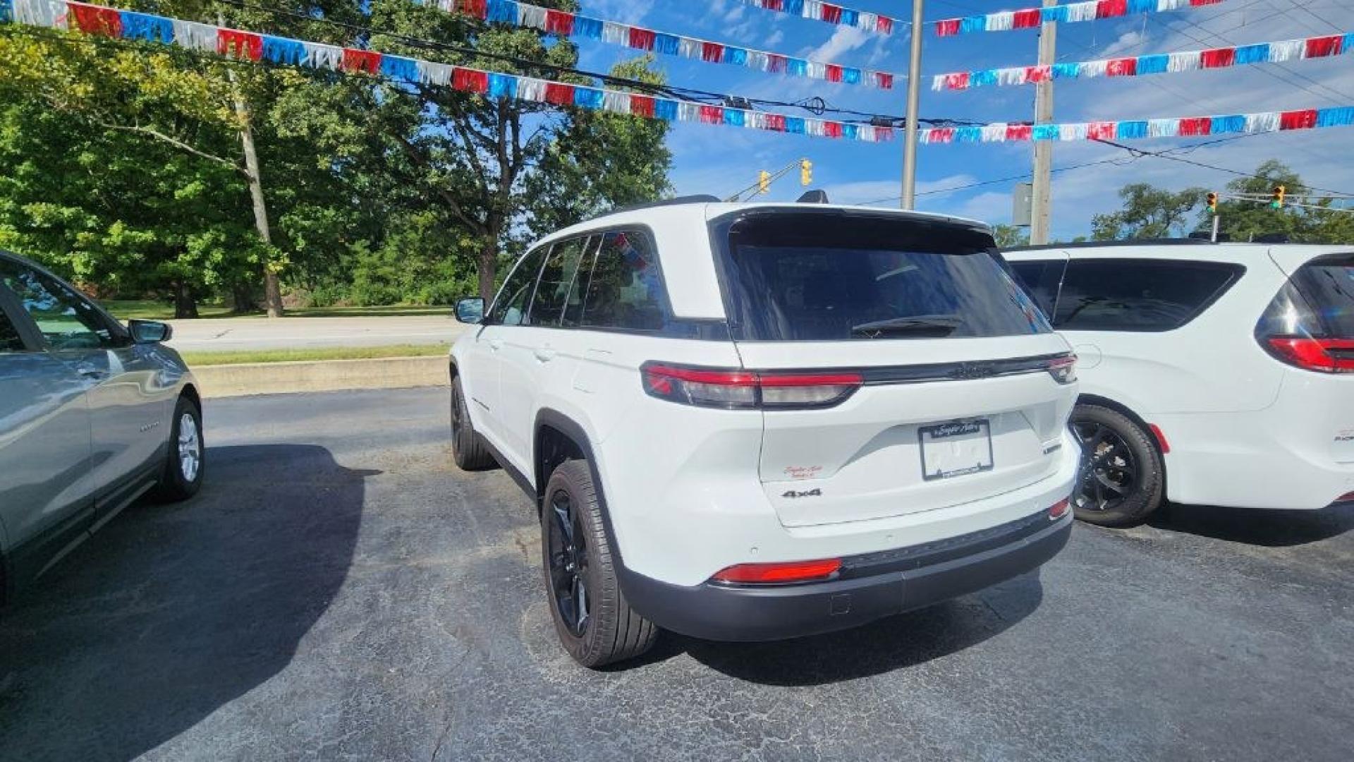 2024 WHITE JEEP GRAND CHEROKEE LIMITED - 4WD (1C4RJHBG0RC) with an 3.6L engine, Automatic transmission, located at 101 S. Halleck St., DeMotte, 46310, (219) 987-2922, 41.202343, -87.198189- Photo#3