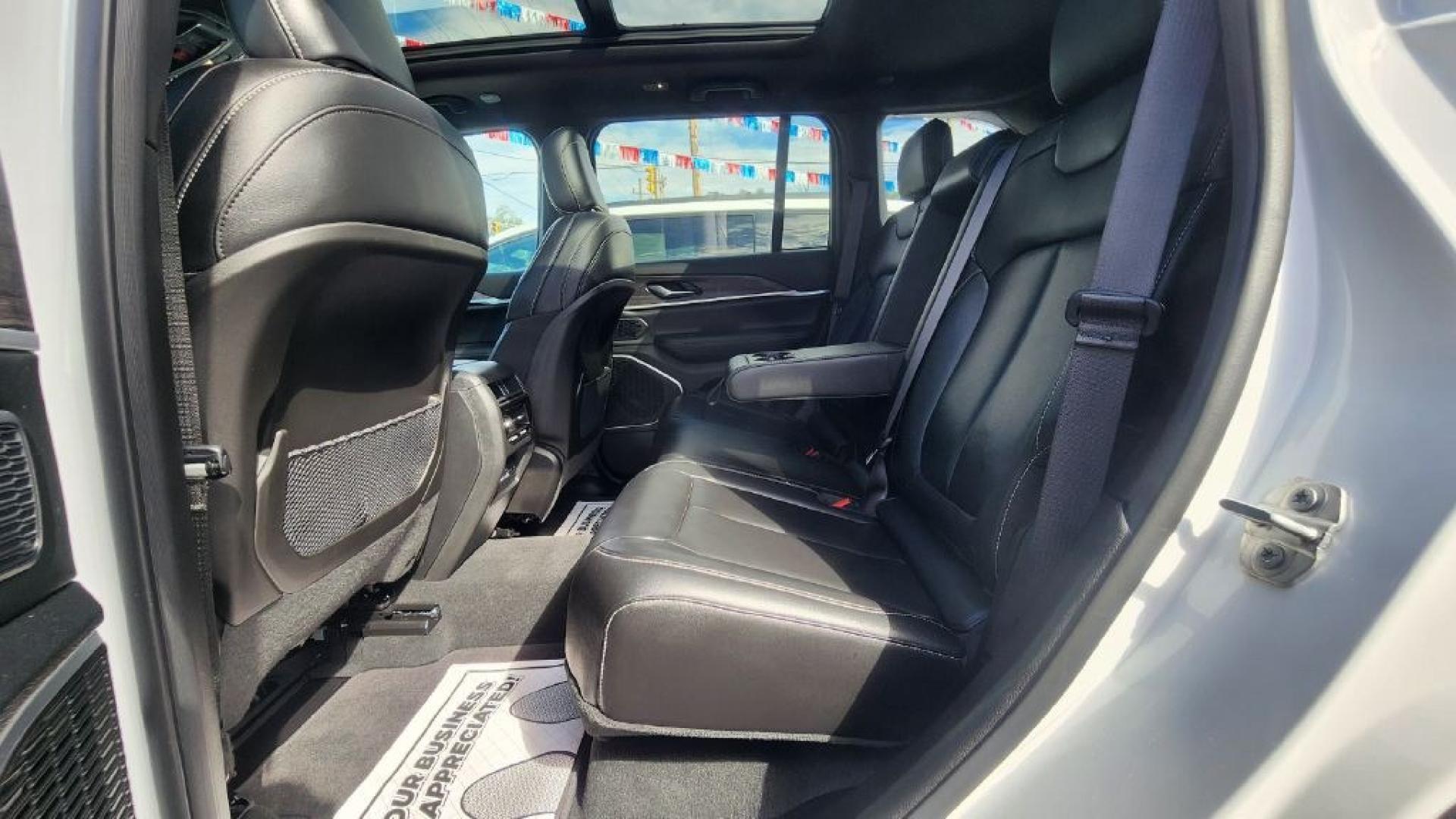 2024 WHITE JEEP GRAND CHEROKEE LIMITED - 4WD (1C4RJHBG0RC) with an 3.6L engine, Automatic transmission, located at 101 S. Halleck St., DeMotte, 46310, (219) 987-2922, 41.202343, -87.198189- Photo#5