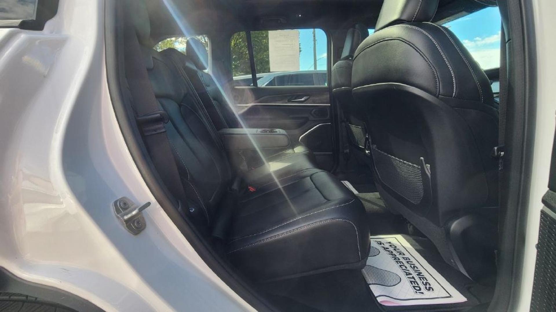2024 WHITE JEEP GRAND CHEROKEE LIMITED - 4WD (1C4RJHBG0RC) with an 3.6L engine, Automatic transmission, located at 101 S. Halleck St., DeMotte, 46310, (219) 987-2922, 41.202343, -87.198189- Photo#6