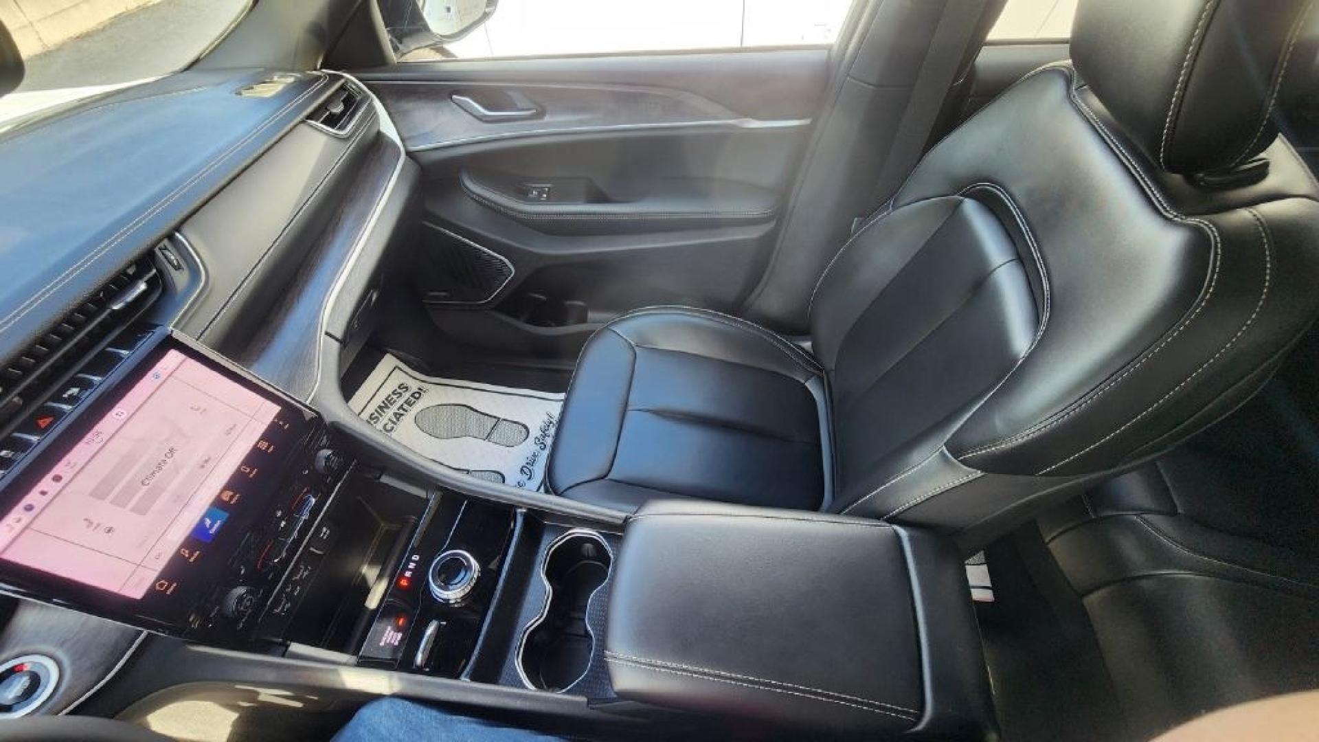 2024 WHITE JEEP GRAND CHEROKEE LIMITED - 4WD (1C4RJHBG0RC) with an 3.6L engine, Automatic transmission, located at 101 S. Halleck St., DeMotte, 46310, (219) 987-2922, 41.202343, -87.198189- Photo#9