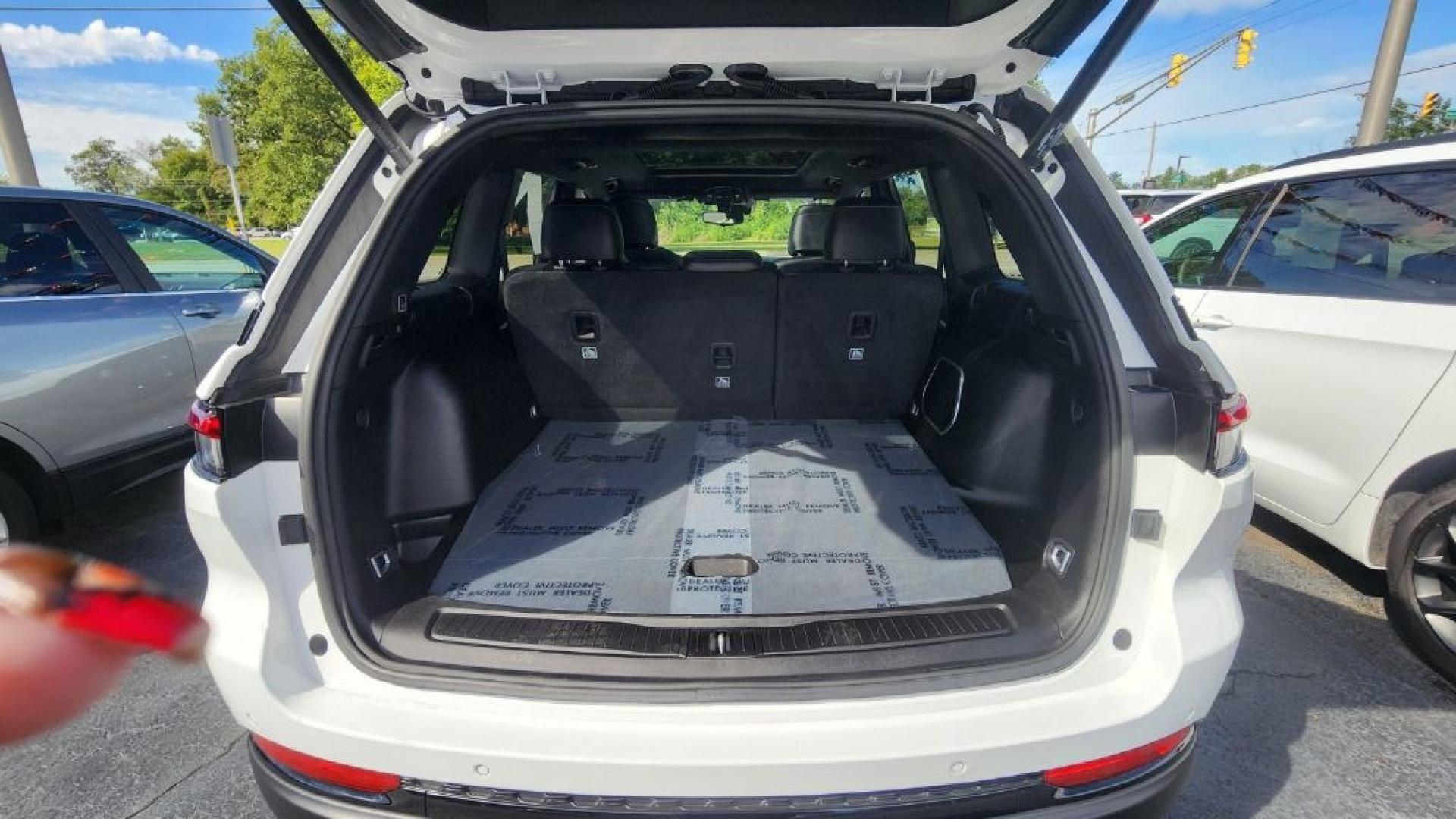 2024 WHITE JEEP GRAND CHEROKEE LIMITED - 4WD (1C4RJHBG0RC) with an 3.6L engine, Automatic transmission, located at 101 S. Halleck St., DeMotte, 46310, (219) 987-2922, 41.202343, -87.198189- Photo#19