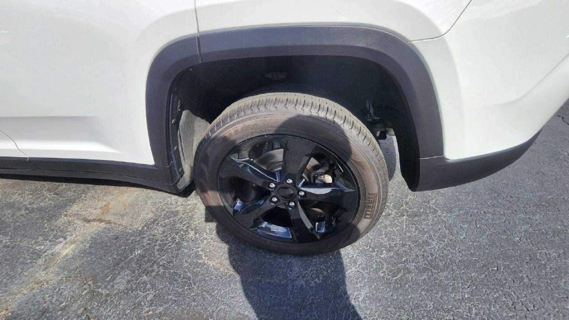 2024 WHITE JEEP GRAND CHEROKEE LIMITED - 4WD (1C4RJHBG0RC) with an 3.6L engine, Automatic transmission, located at 101 S. Halleck St., DeMotte, 46310, (219) 987-2922, 41.202343, -87.198189- Photo#21