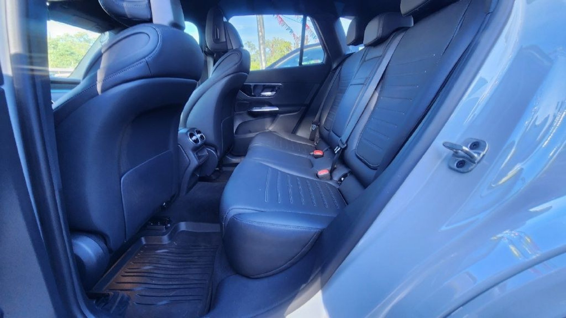 2025 GRAY MERCEDES-BENZ GLC 300 4MATIC (W1NKM4HB4SF) with an 2.0L engine, Automatic transmission, located at 101 S. Halleck St., DeMotte, 46310, (219) 987-2922, 41.202343, -87.198189- Photo#5