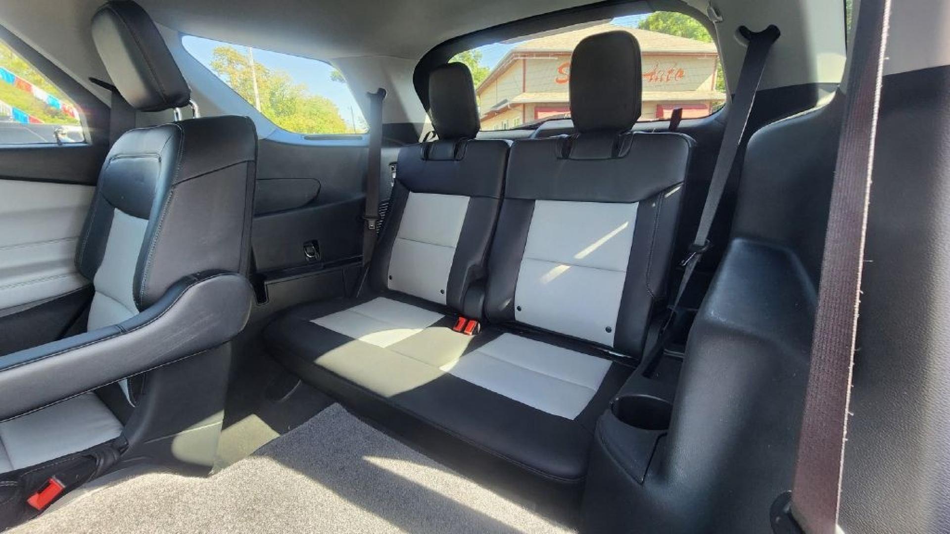 2022 GRAY FORD EXPLORER XLT (1FMSK8DH5NG) with an 2.3L engine, Automatic transmission, located at 101 S. Halleck St., DeMotte, 46310, (219) 987-2922, 41.202343, -87.198189- Photo#6