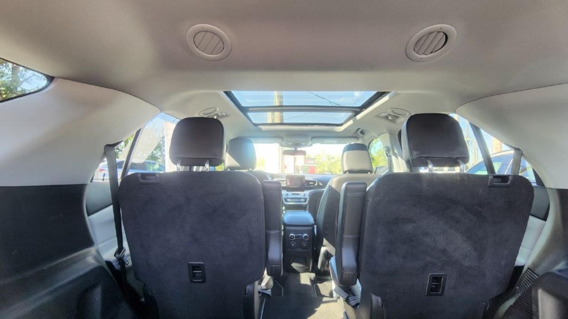 2022 GRAY FORD EXPLORER XLT (1FMSK8DH5NG) with an 2.3L engine, Automatic transmission, located at 101 S. Halleck St., DeMotte, 46310, (219) 987-2922, 41.202343, -87.198189- Photo#23