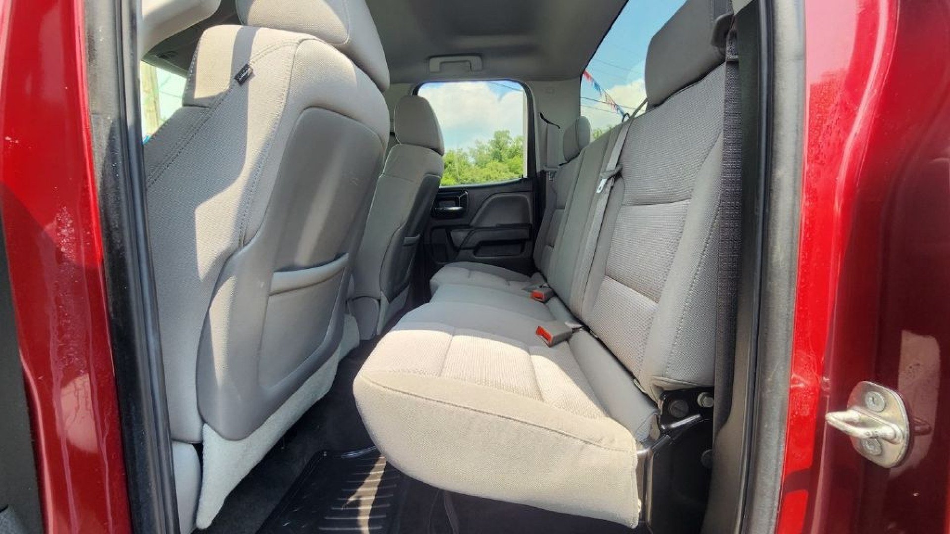2014 BURGUN /Jet Black/Dark Ash CHEVROLET SILVERADO 1500 (1GCRCPEH4EZ) with an 4.3L engine, Automatic transmission, located at 101 S. Halleck St., DeMotte, 46310, (219) 987-2922, 41.202343, -87.198189- Photo#5