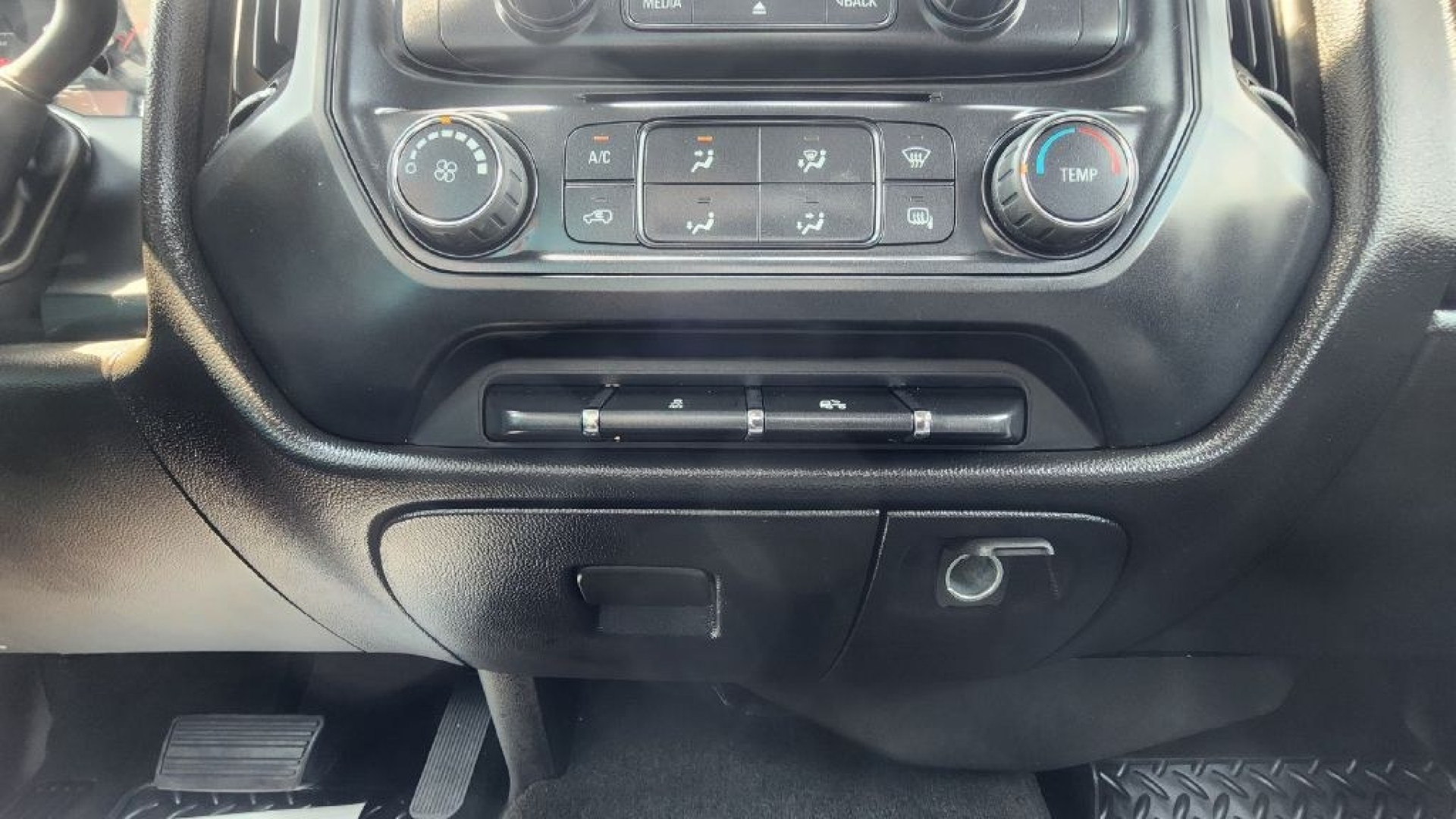 2014 BURGUN /Jet Black/Dark Ash CHEVROLET SILVERADO 1500 (1GCRCPEH4EZ) with an 4.3L engine, Automatic transmission, located at 101 S. Halleck St., DeMotte, 46310, (219) 987-2922, 41.202343, -87.198189- Photo#15